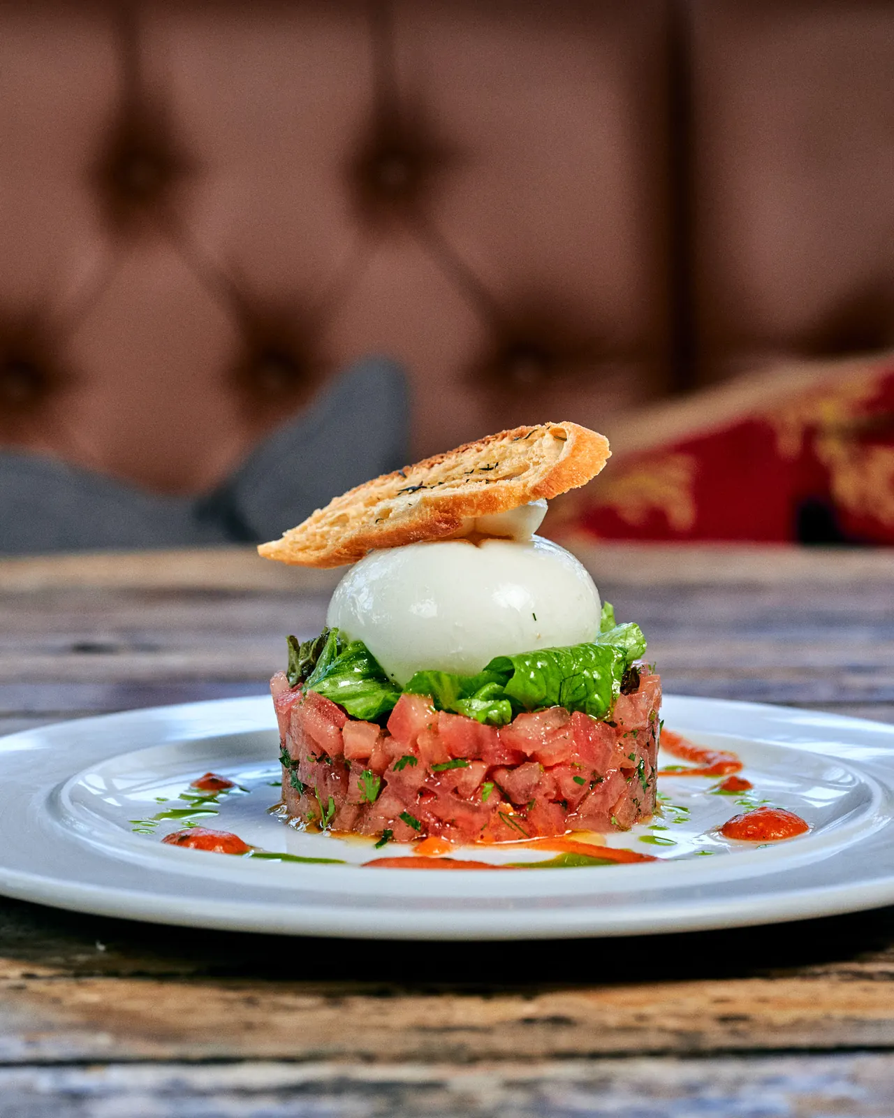 Burrata sur tartare de tomates, croûton grillé