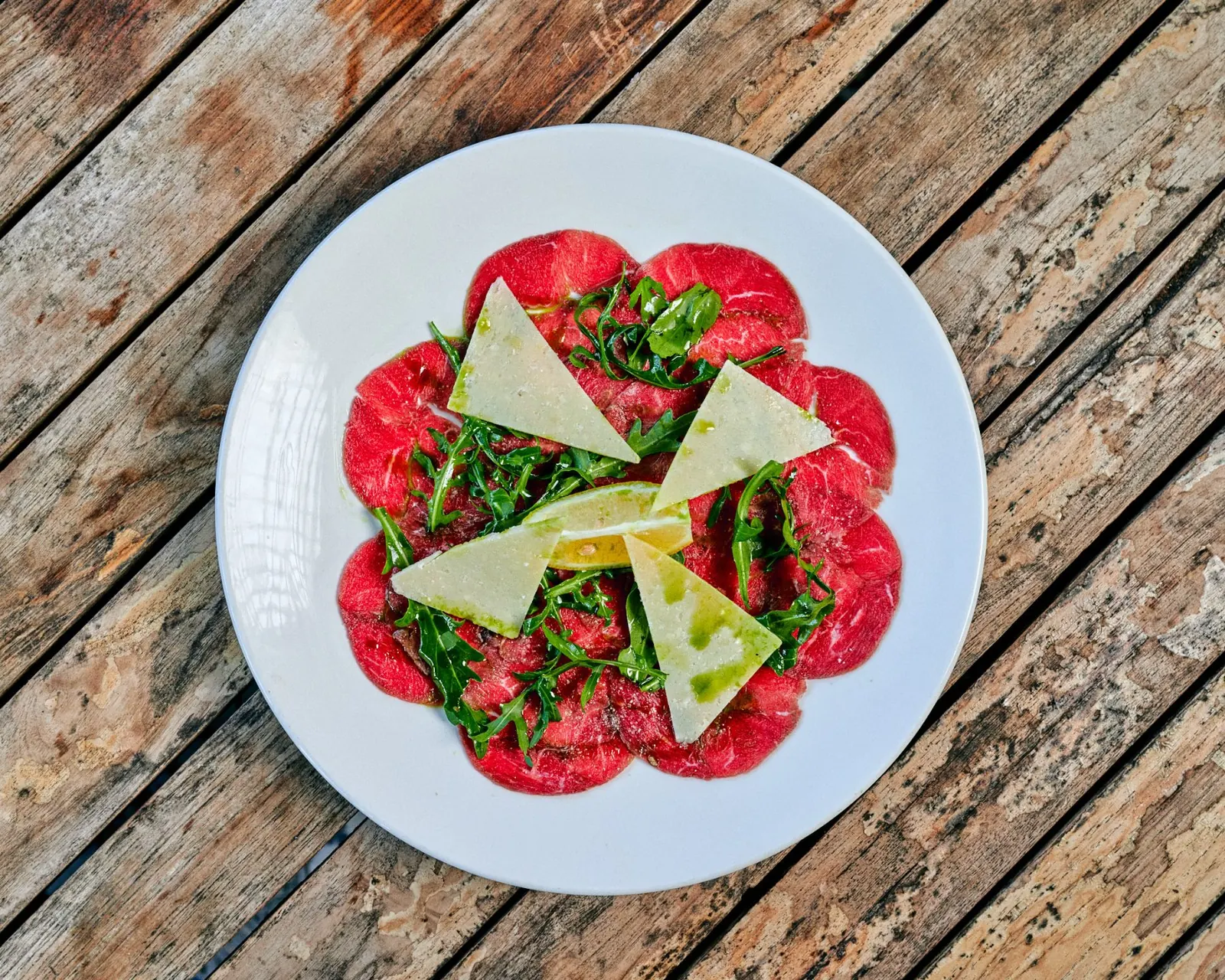 Carpaccio de bœuf, parmesan et roquette