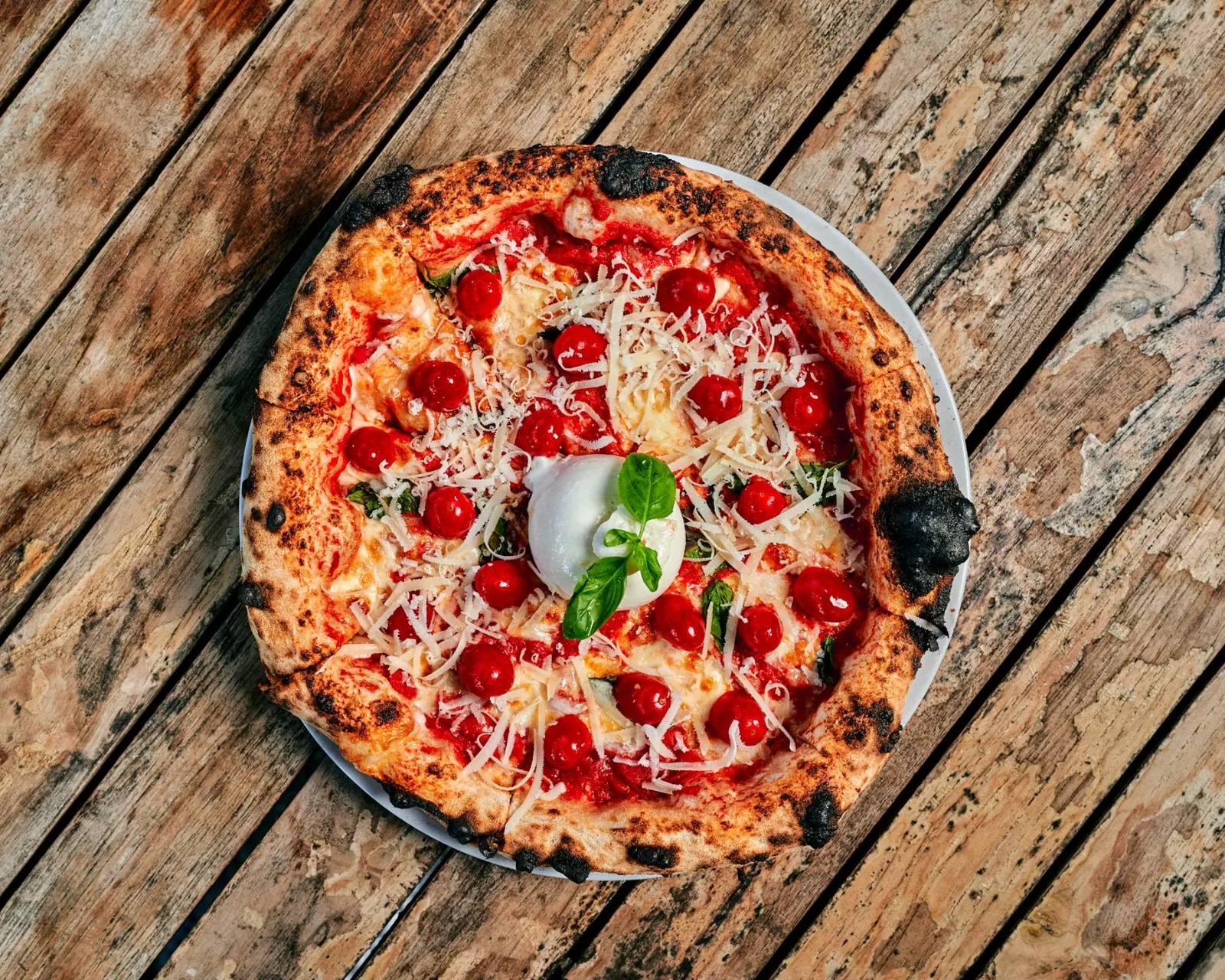 Pizza burrata, tomates cerises et Grana Padano
