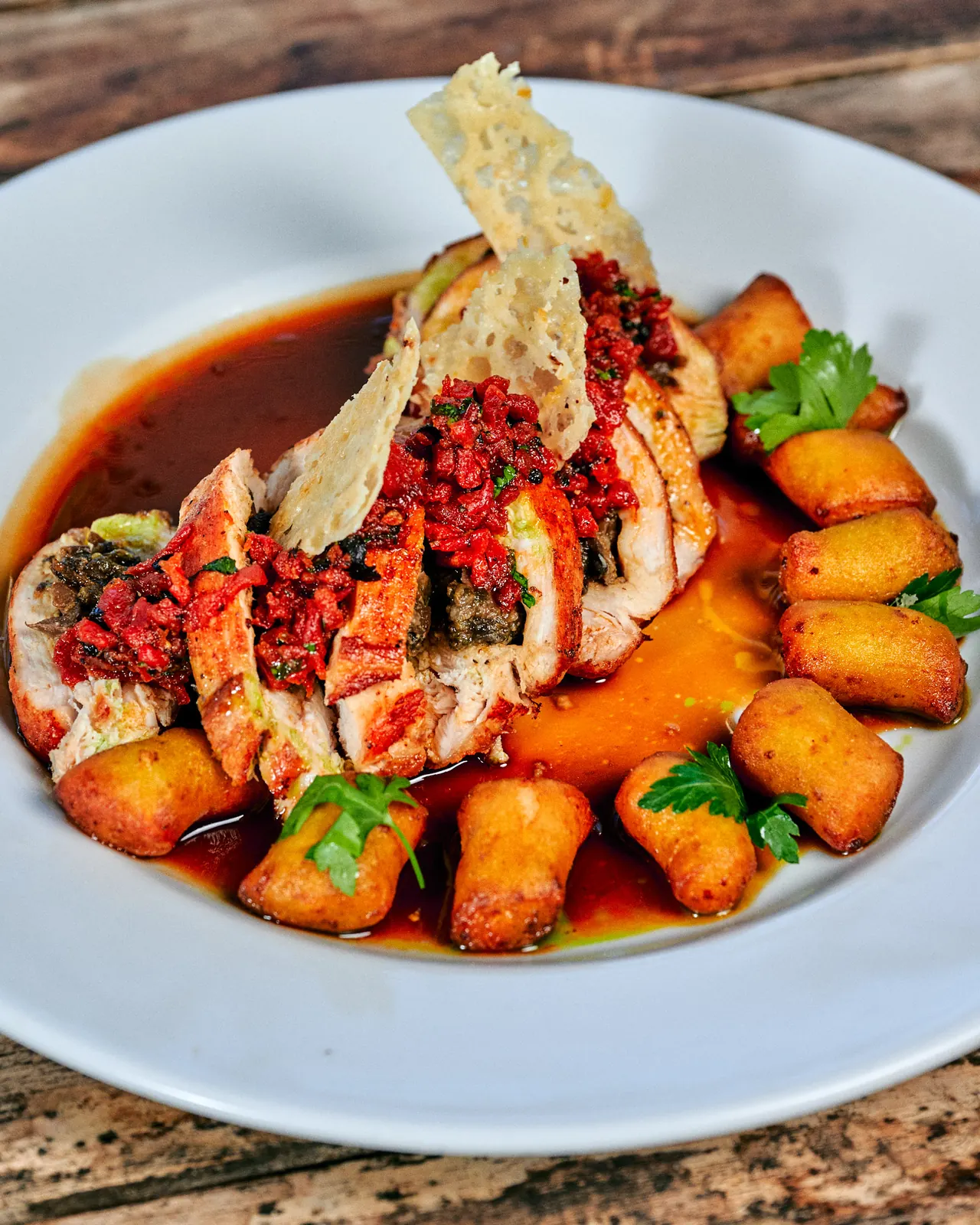 Suprême de poulet farci aux champignons, tuile de Grana Padano